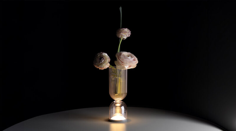 Bij Lyxo spotten we deze asymmetrische zandloper Alba. Hij doet dienst als vaas of cache-pot en is evenzeer een mooie lamp op tafel.