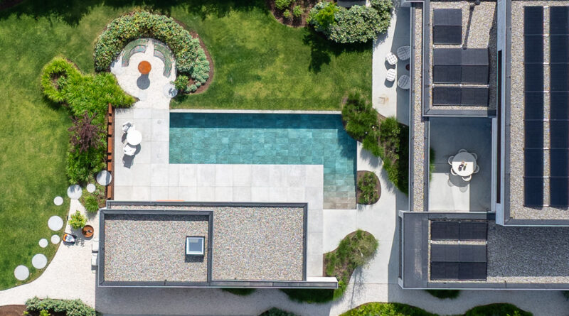 Sommige tuinen vragen om rechte lijnen en strakke symmetrie. Deze in Bree niet. Hier mocht het leven erin, met glooiingen, ronde vormen en beplanting die ook in de winter karakter heeft. Tuinen Paul Nijst kreeg carte blanche  en vulde die in met een ontwerp dat tegelijk chic en tijdloos is. Klaar voor een organisch paradijs?