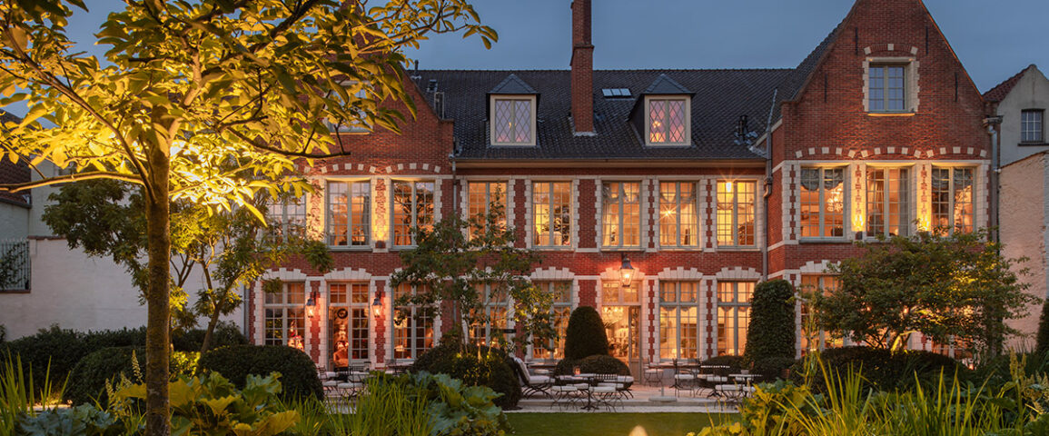 Het mooiste hotel van Brugge, daar hoort ook de mooiste tuin van Brugge bij. Het exclusieve boetiekhotel The Notary combineert historische charme met hedendaagse luxe en verwennerij. Het team van Bart Monbaliu kreeg de opdracht om een tuin te ontwerpen met minstens dezelfde romantische uitstraling.