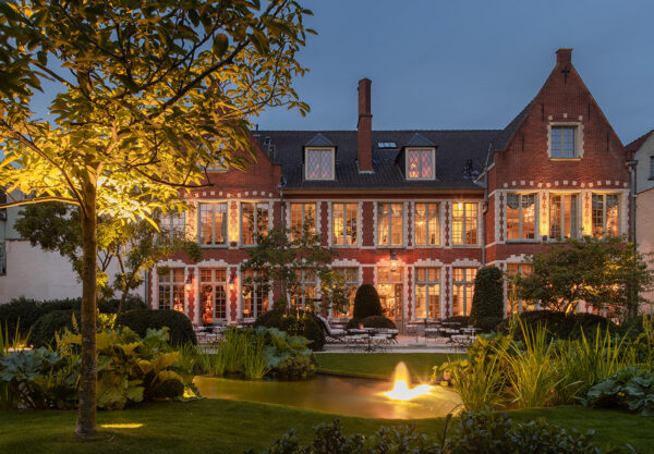 Het mooiste hotel van Brugge, daar hoort ook de mooiste tuin van Brugge bij. Het exclusieve boetiekhotel The Notary combineert historische charme met hedendaagse luxe en verwennerij. Het team van Bart Monbaliu kreeg de opdracht om een tuin te ontwerpen met minstens dezelfde romantische uitstraling.