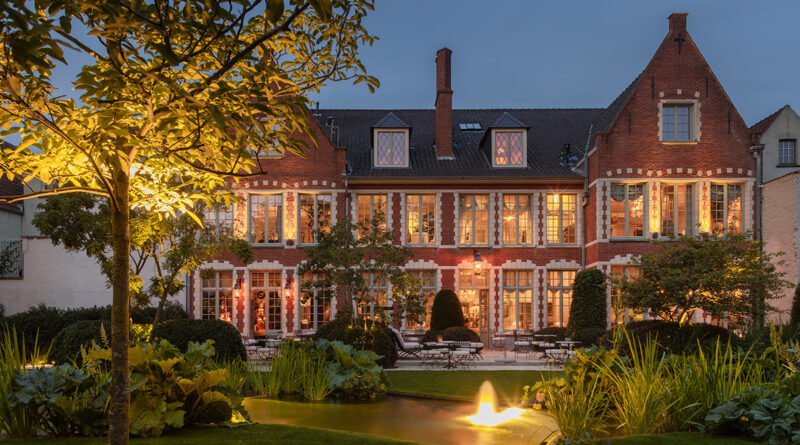 Het mooiste hotel van Brugge, daar hoort ook de mooiste tuin van Brugge bij. Het exclusieve boetiekhotel The Notary combineert historische charme met hedendaagse luxe en verwennerij. Het team van Bart Monbaliu kreeg de opdracht om een tuin te ontwerpen met minstens dezelfde romantische uitstraling.