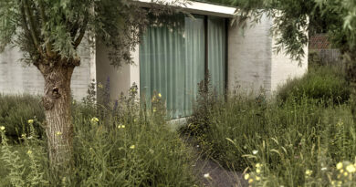 Exteria Tuin- en Landschapsarchitecten ontwerpt tuinen die opgaan in hun omgeving. Respect voor het landschap en een minimalistische, maar doordachte aanpak staan daarbij centraal. Ook in dit project leidt dat tot het versterken van de al aanwezige organische vormen, zachte glooiingen en beplanting.