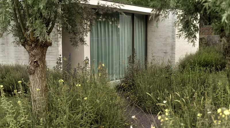 Exteria Tuin- en Landschapsarchitecten ontwerpt tuinen die opgaan in hun omgeving. Respect voor het landschap en een minimalistische, maar doordachte aanpak staan daarbij centraal. Ook in dit project leidt dat tot het versterken van de al aanwezige organische vormen, zachte glooiingen en beplanting.