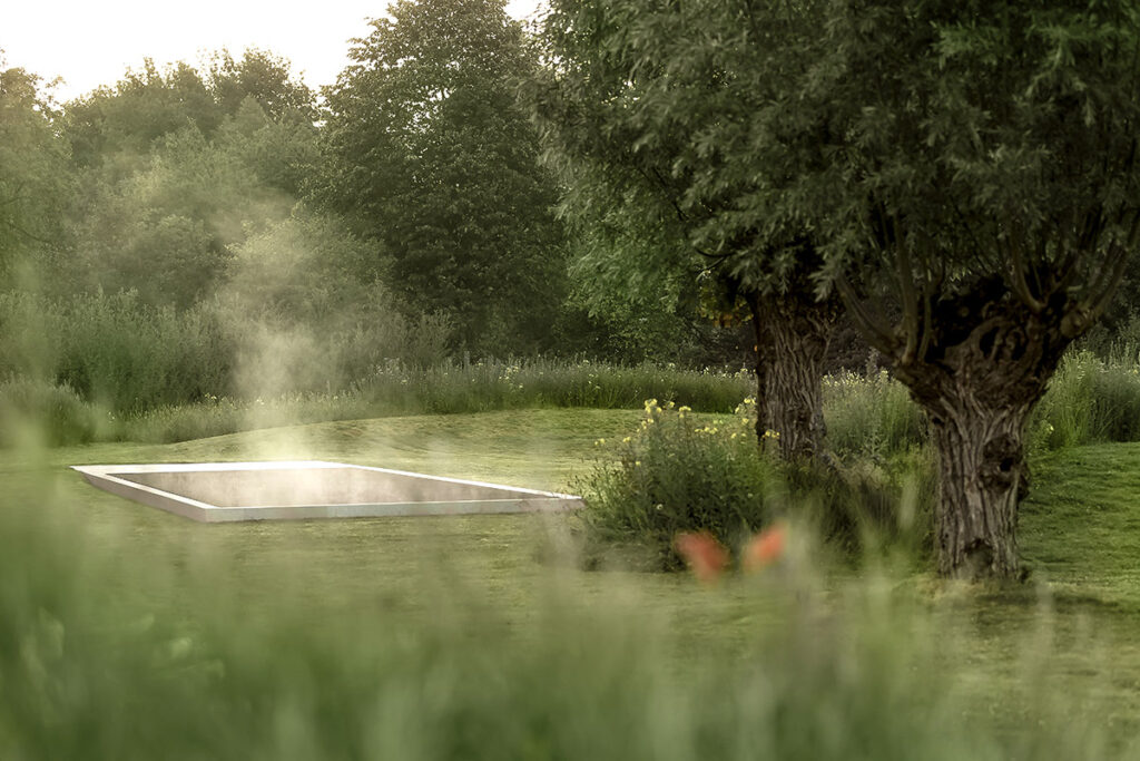 Exteria Tuin- en Landschapsarchitecten ontwerpt tuinen die opgaan in hun omgeving. Respect voor het landschap en een minimalistische, maar doordachte aanpak staan daarbij centraal. Ook in dit project leidt dat tot het versterken van de al aanwezige organische vormen, zachte glooiingen en beplanting.