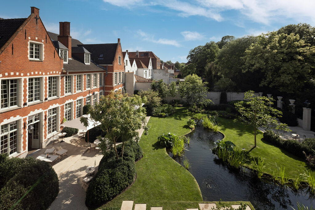 Het mooiste hotel van Brugge, daar hoort ook de mooiste tuin van Brugge bij. Het exclusieve boetiekhotel The Notary combineert historische charme met hedendaagse luxe en verwennerij. Het team van Bart Monbaliu kreeg de opdracht om een tuin te ontwerpen met minstens dezelfde romantische uitstraling.
