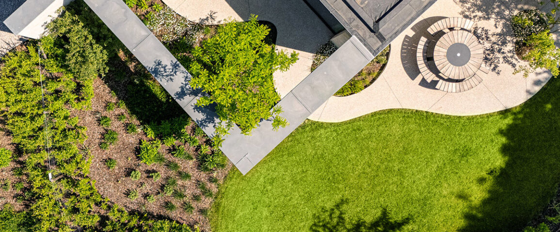 Het gebeurt niet altijd dat een architect bij het ontwerp van een woning ook optimaal rekening houdt met de omgeving, maar hier was dat wél het geval. Tuinarchitect Sébastien Decock speelde daar handig op in met een tuin die het huis bijna letterlijk omarmt.