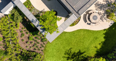 Het gebeurt niet altijd dat een architect bij het ontwerp van een woning ook optimaal rekening houdt met de omgeving, maar hier was dat wél het geval. Tuinarchitect Sébastien Decock speelde daar handig op in met een tuin die het huis bijna letterlijk omarmt.