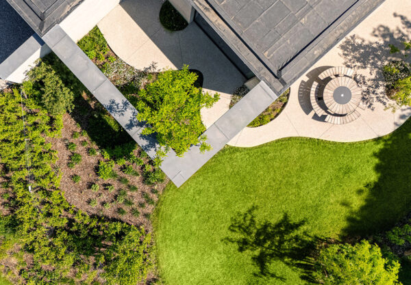 Het gebeurt niet altijd dat een architect bij het ontwerp van een woning ook optimaal rekening houdt met de omgeving, maar hier was dat wél het geval. Tuinarchitect Sébastien Decock speelde daar handig op in met een tuin die het huis bijna letterlijk omarmt.