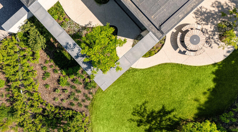 Het gebeurt niet altijd dat een architect bij het ontwerp van een woning ook optimaal rekening houdt met de omgeving, maar hier was dat wél het geval. Tuinarchitect Sébastien Decock speelde daar handig op in met een tuin die het huis bijna letterlijk omarmt.