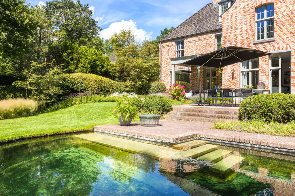 Voor dit project in Keerbergen kreeg Cools Tuinaanleg de kans om een bestaande, maar nog onontwikkelde tuin te transformeren tot een privé-landschap. De wens van de bewoners was duidelijk: een organische en sfeervolle buitenruimte met een zwemvijver als eyecatcher.