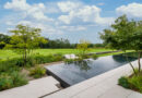 Perfecte reflectie in modern-landschappelijke tuin