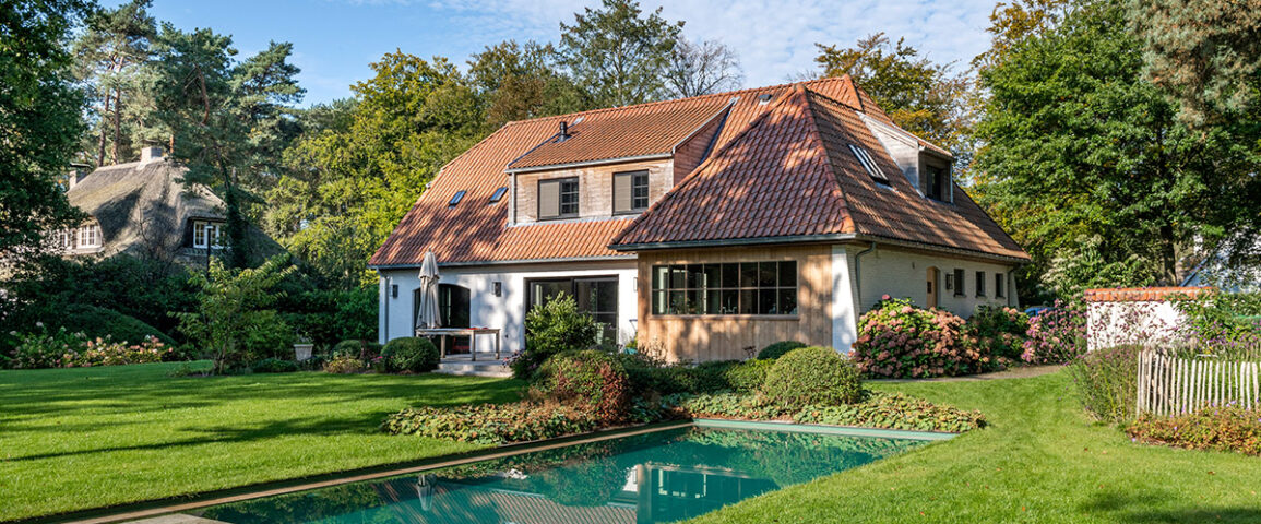 Groen als hoofdkleur in deze tuin door Hybrid Pools