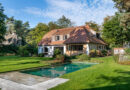 Groen als hoofdkleur in deze tuin door Hybrid Pools