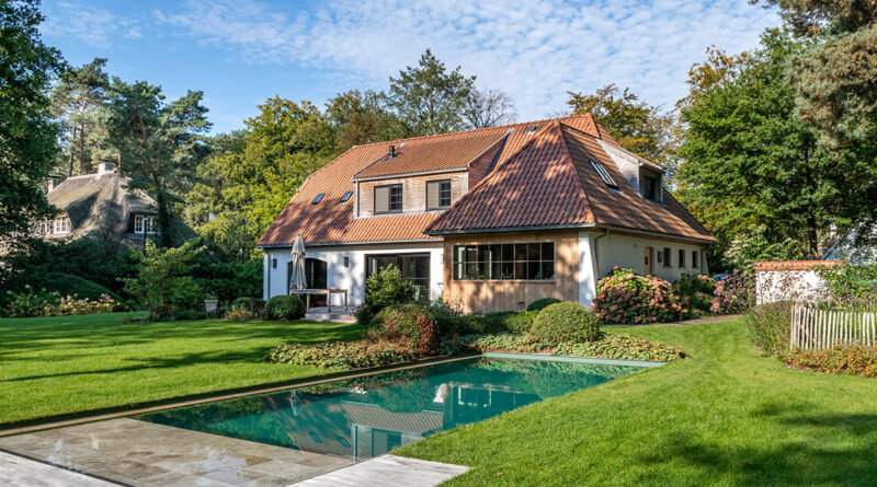 Groen als hoofdkleur in deze tuin door Hybrid Pools