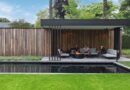 Aan de rand van een bosrijke tuin met zwemvijver realiseerde Pieter Lens een modern, vrijstaand poolhouse dat natuurlijke materialen combineert met een strak architecturaal lijnenspel. De gevelbekleding in cederhout, met wisselende breedtes en terugliggende zwarte aluminium profielen, creëert een boeiend ritme dat perfect opgaat in de omgeving.