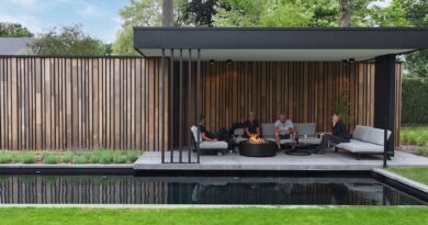 Aan de rand van een bosrijke tuin met zwemvijver realiseerde Pieter Lens een modern, vrijstaand poolhouse dat natuurlijke materialen combineert met een strak architecturaal lijnenspel. De gevelbekleding in cederhout, met wisselende breedtes en terugliggende zwarte aluminium profielen, creëert een boeiend ritme dat perfect opgaat in de omgeving.