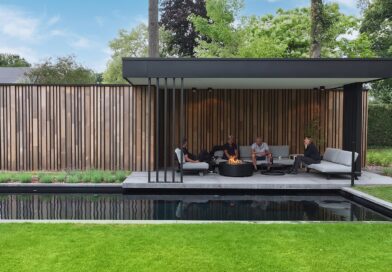 Aan de rand van een bosrijke tuin met zwemvijver realiseerde Pieter Lens een modern, vrijstaand poolhouse dat natuurlijke materialen combineert met een strak architecturaal lijnenspel. De gevelbekleding in cederhout, met wisselende breedtes en terugliggende zwarte aluminium profielen, creëert een boeiend ritme dat perfect opgaat in de omgeving.